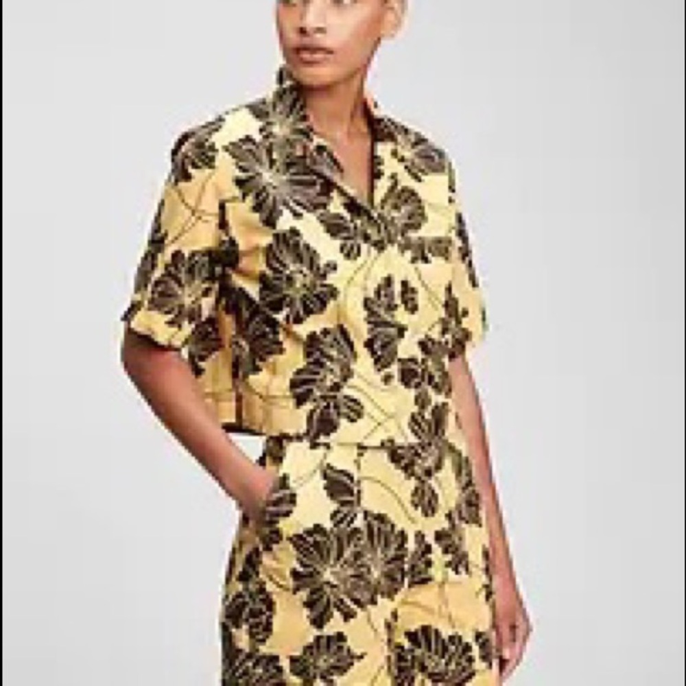NWT Gap cropped black and yellow floral button down Medium